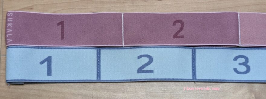 うちヨガの正規品バンドとAmazon代替品の一つの輪の長さの違いが分かる写真