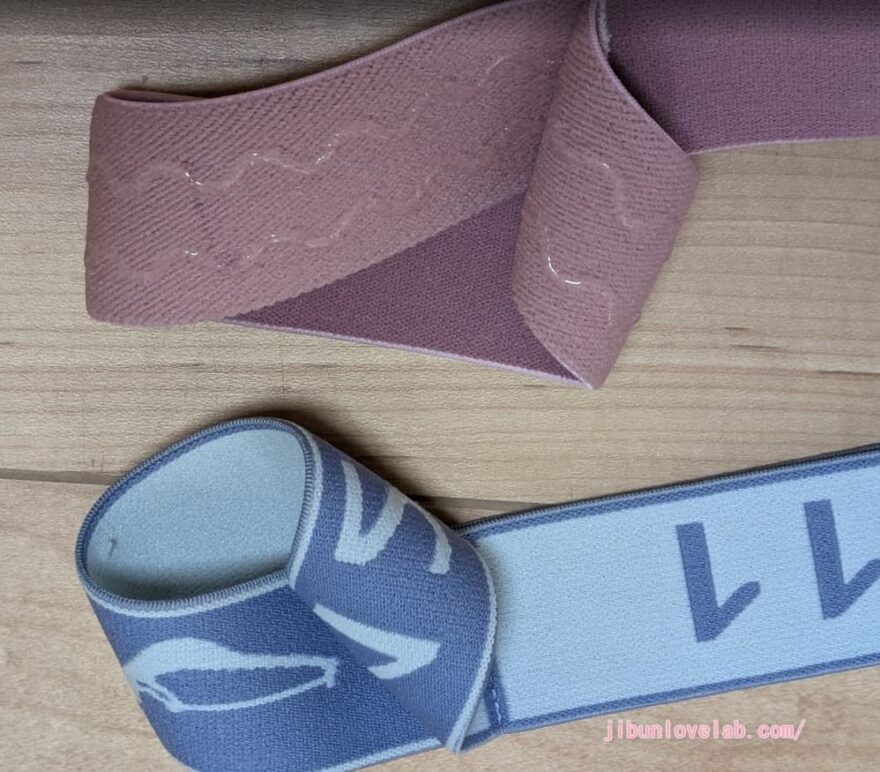 うちヨガのストレッチバンドとAmazon代替品の滑り止め　の有無がわかる写真