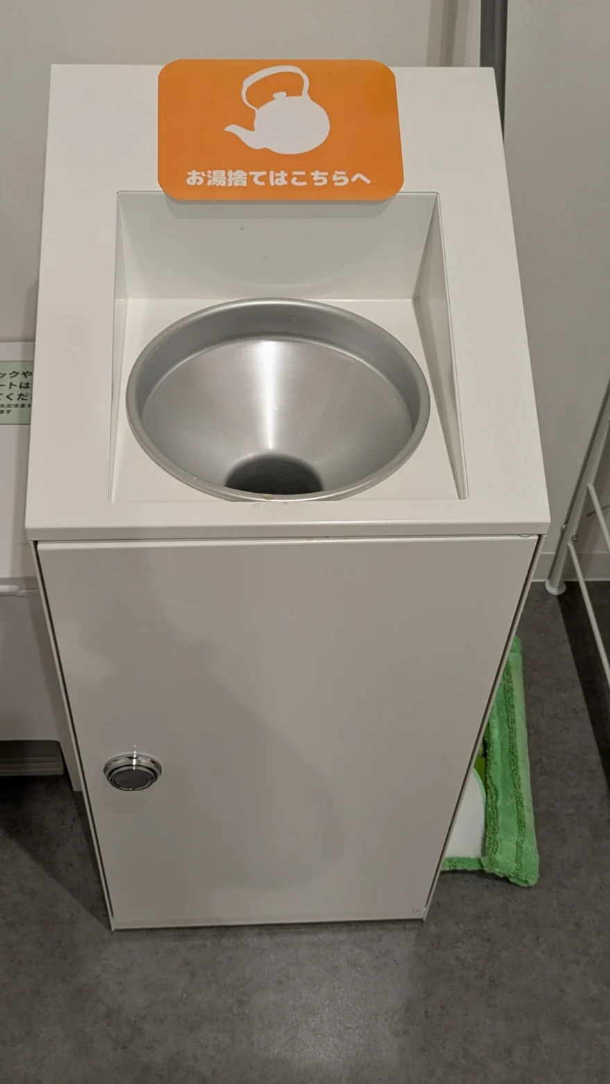 よもぎ蒸しのあとに使う、お湯捨て専用と表示された白いシンク