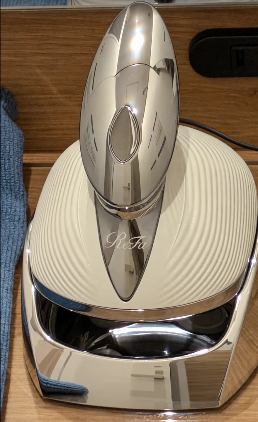 セルフケア個室に置かれた、自分で使うタイプのReFaのヘッドスパ機器