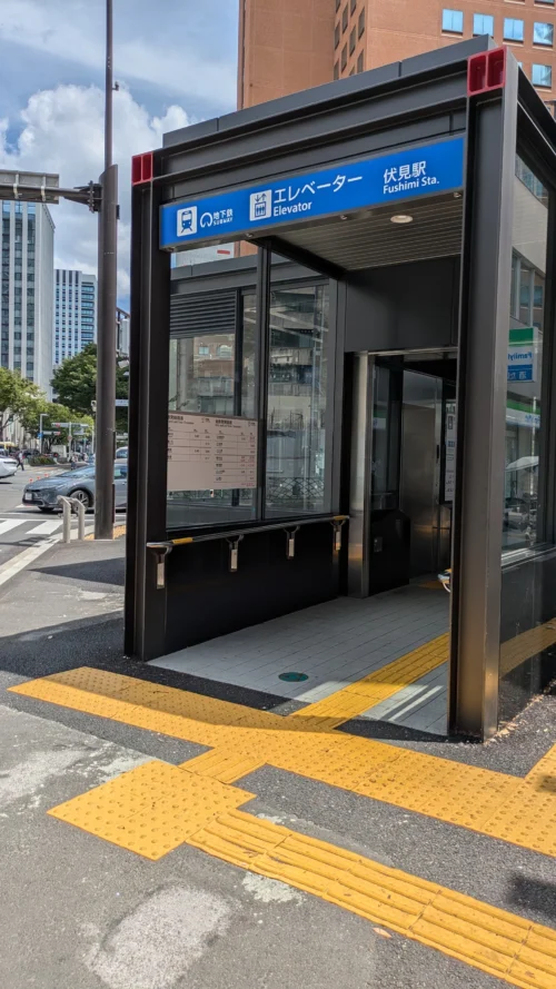 地下鉄伏見駅のエレベーター出入口。ソエルスタジオ名古屋伏見店へ向かうときの目印になる