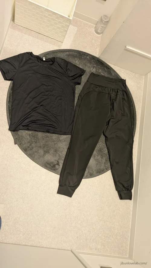 ソエルスタジオ堺筋本町店で借りたレンタルウエア。黒の半袖Tシャツと黒のジョガーパンツ