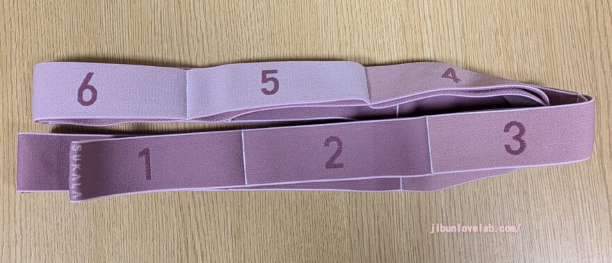 うちヨガのストレッチバンドを袋から出した商品写真
